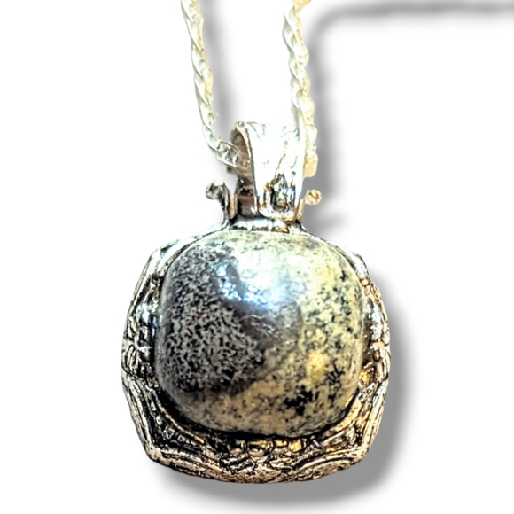 📿Gorgeous Stone Necklace Inlayed in a Beautiful Silver Setting - Picture 2 of 6